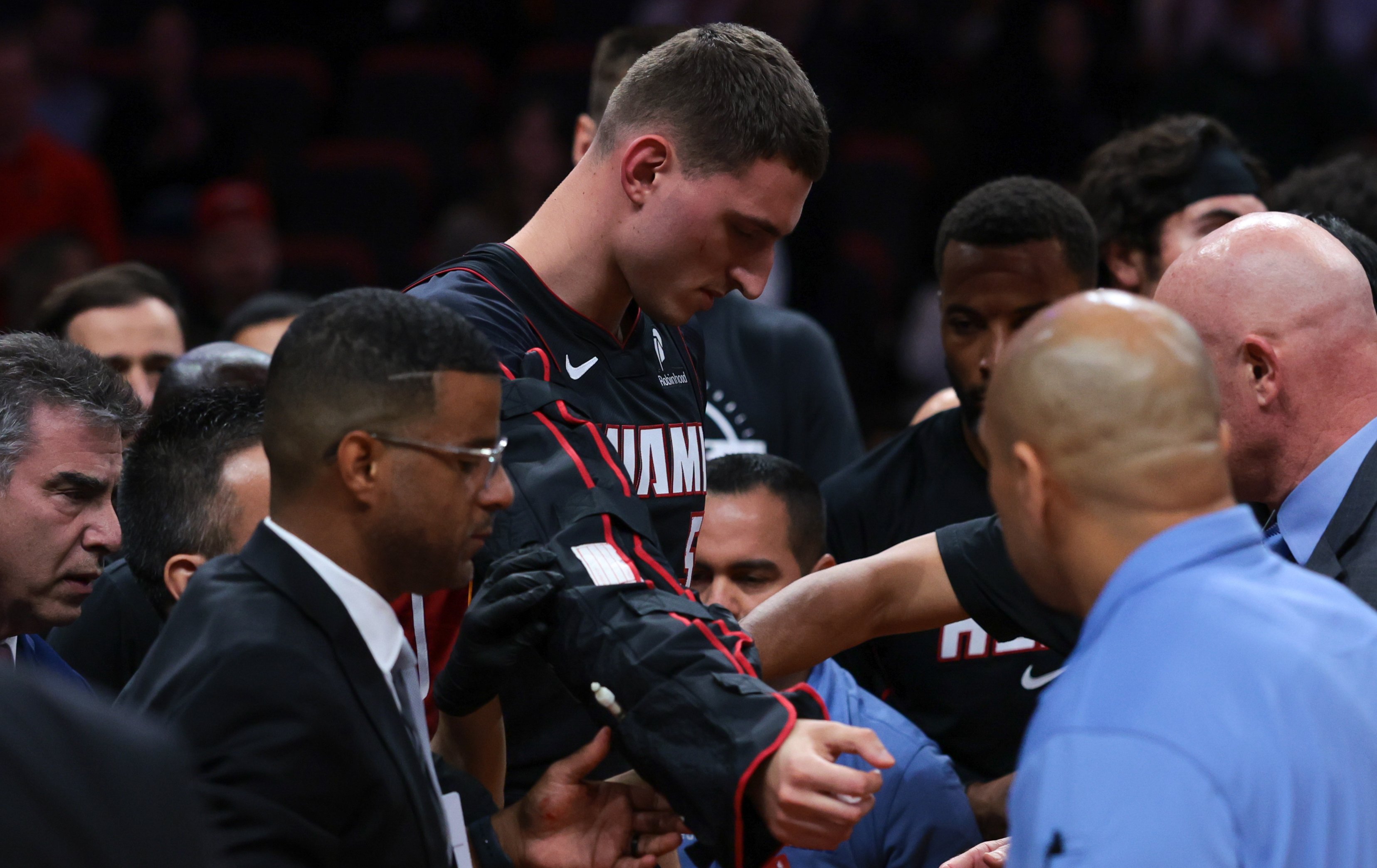 NBA》輸球還傷人！熱火約維奇快攻重摔退場　幸好X光陰性主帥鬆口氣