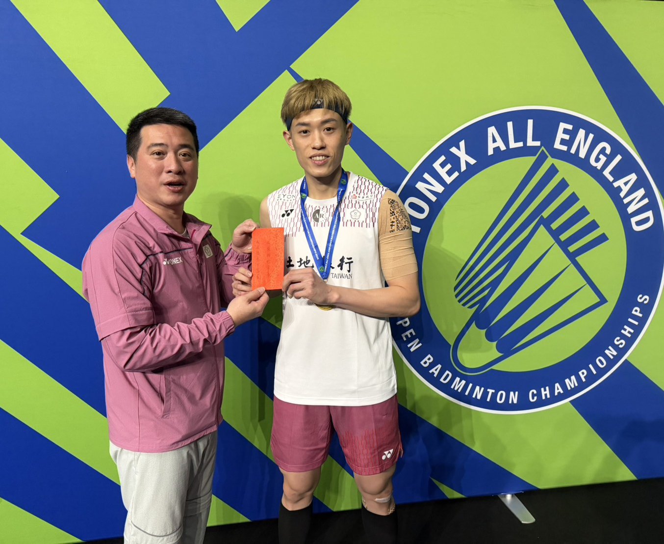 全英賽》台灣選手勇奪雙冠 創史上最佳紀錄 羽協理事長張國祚頒發每組十萬元激勵獎金