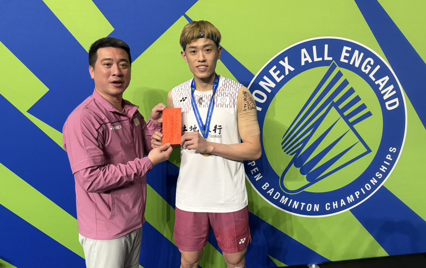 全英賽》台灣選手勇奪雙冠 創史上最佳紀錄 羽協理事長張國祚頒發每組十萬元激勵獎金