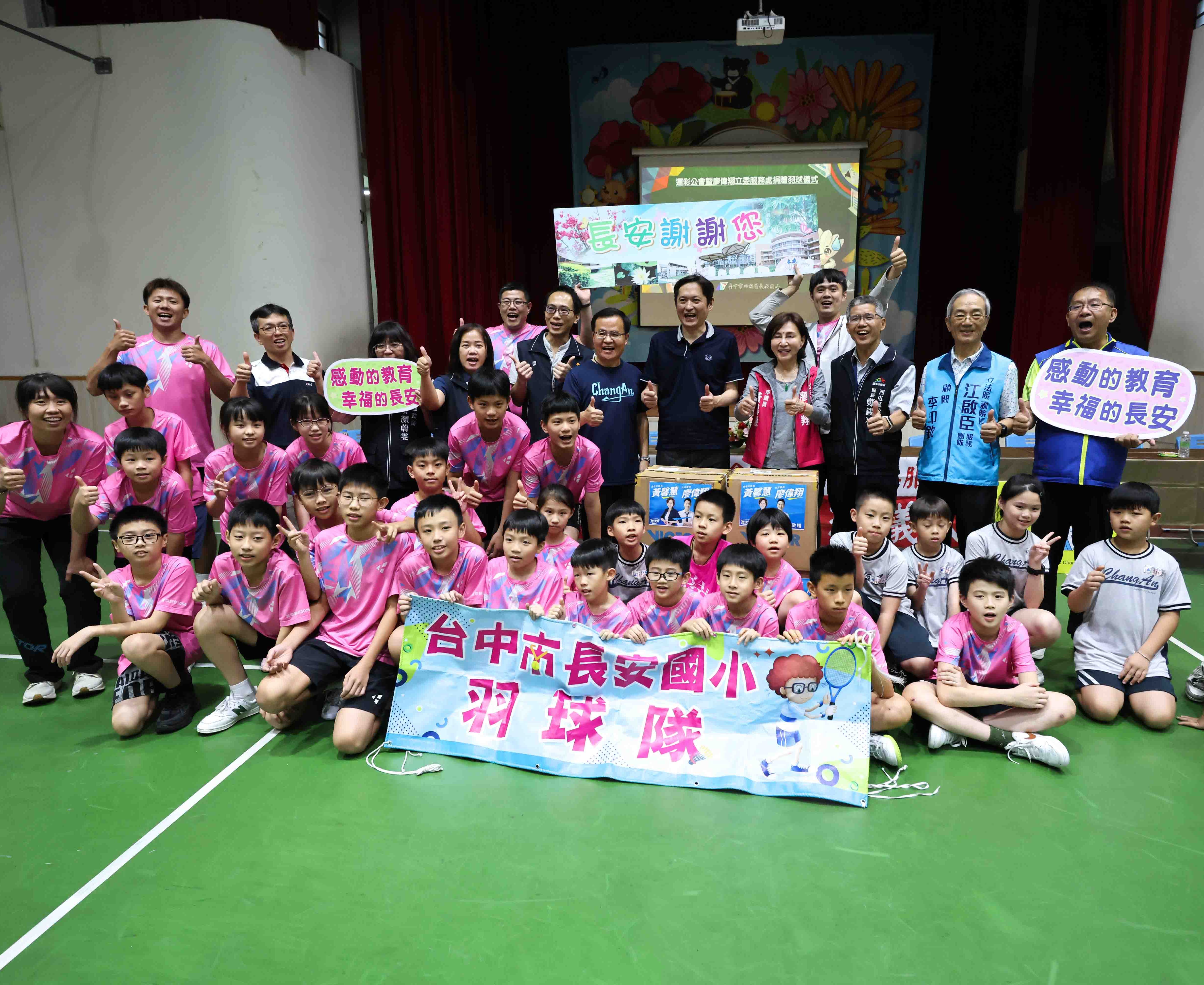 撿球換球、自掏腰包！長安國小羽球隊教練苦撐選手夢　獲贈1800顆新球讓孩子「開花」笑了