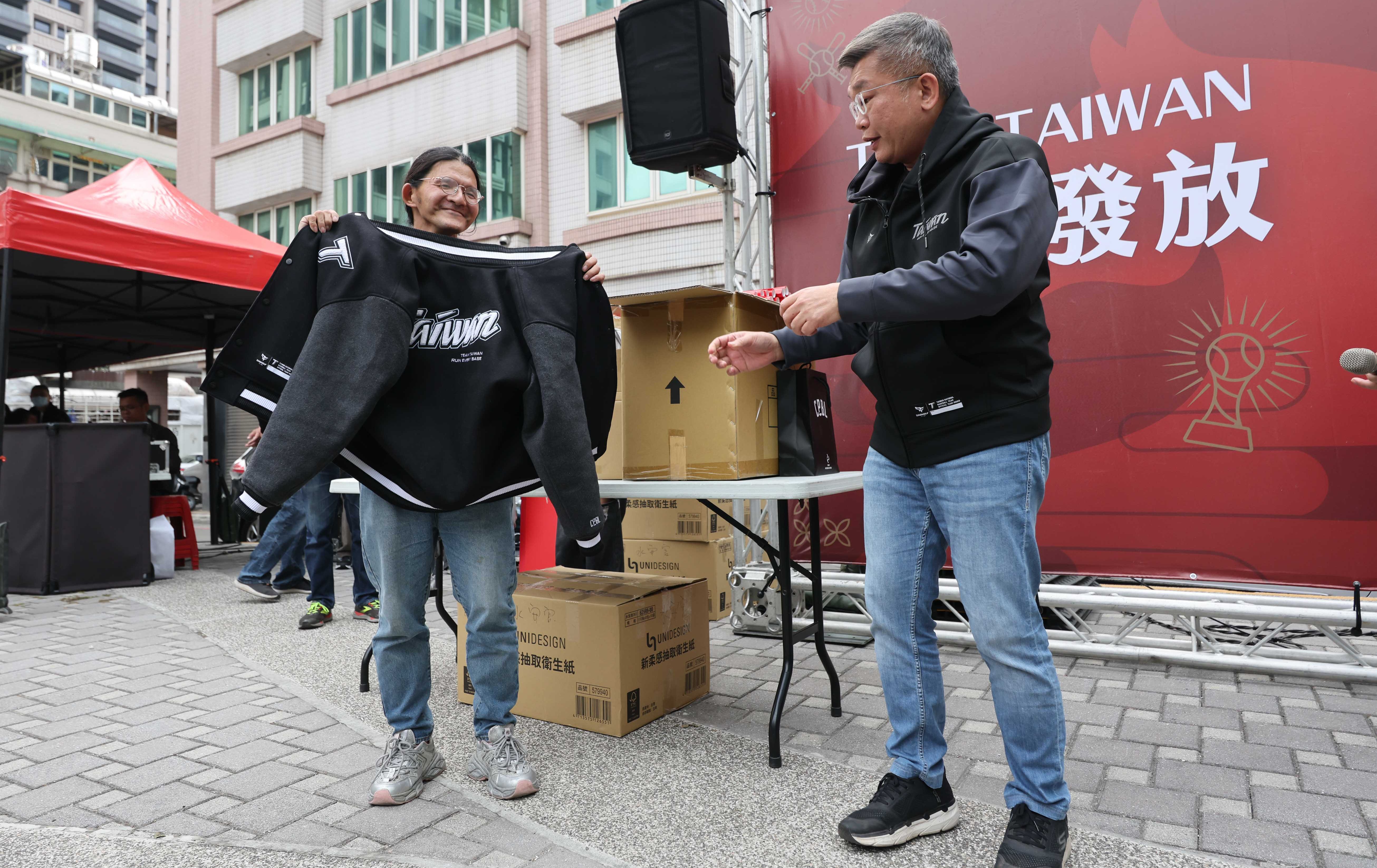 WBC》「Team Taiwan」旋風再起！蔡其昌首發春聯湧萬人　頭號粉絲大膽「要衣」會長當場脫了