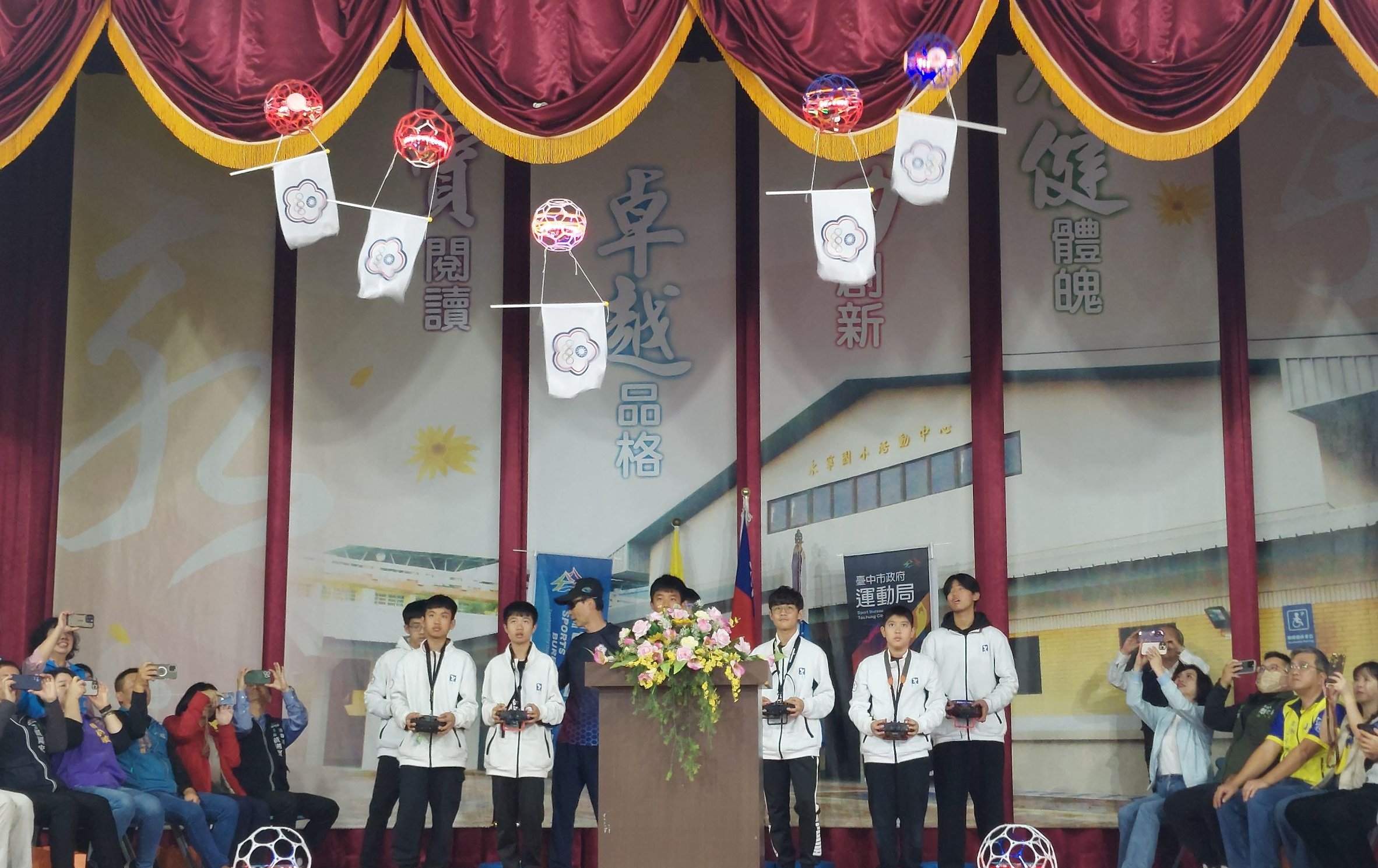 無人機也能踢足球！台中梧棲區長盃跨界開戰 300名科技小將大顯身手