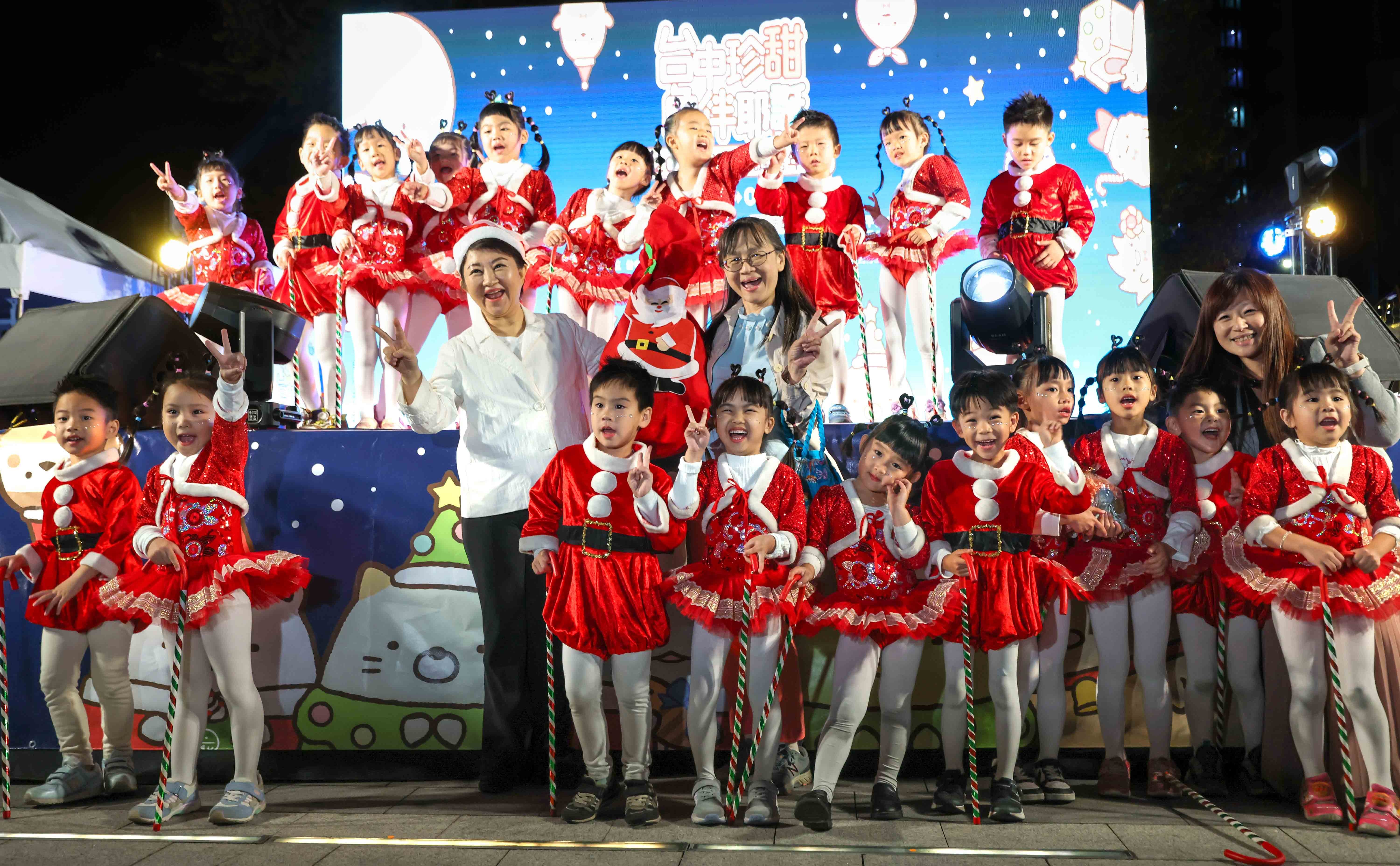 台中耶誕嘉年華點燈登場！《角落小夥伴》主題樹萌翻亮相　燈光水舞秀一路到2025年元旦