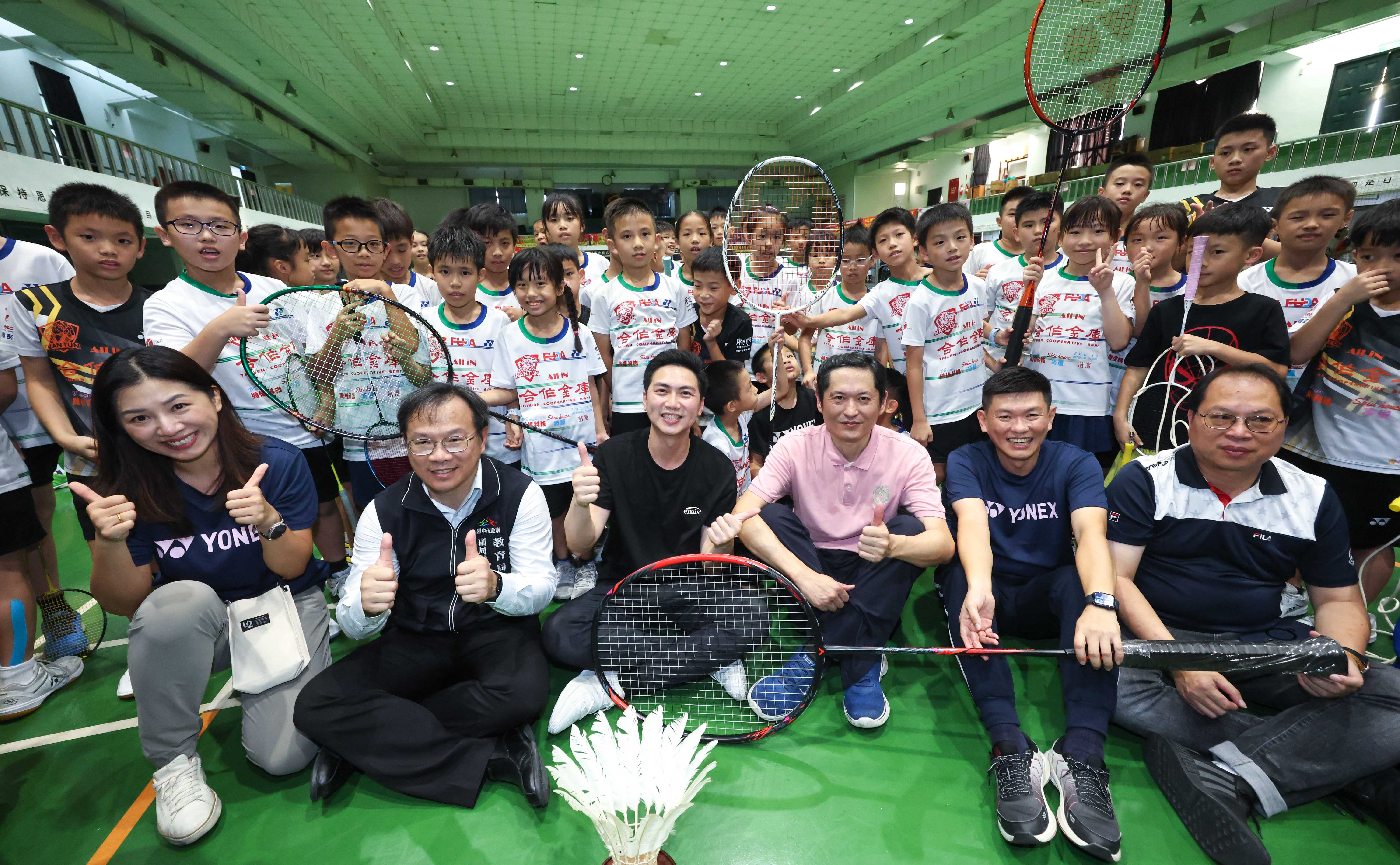 捷報！南屯國小羽球隊奪銀　運彩公會「球」援3600顆助攻培育下個李洋